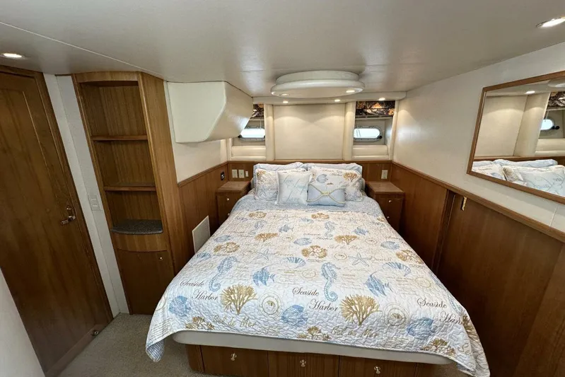  Yacht Photos Pics Luxurious bedroom in 2000 Bayliner 5288 Pilot House Motoryacht with nautical-themed bedding.