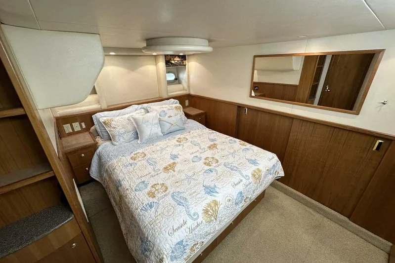  Yacht Photos Pics Luxurious bedroom in 2000 Bayliner 5288 Pilot House Motoryacht with nautical-themed bedding.