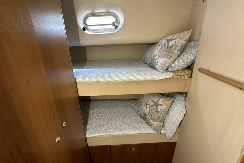  Yacht Photos Pics Cozy bunk beds in 2000 Bayliner 5288 Pilot House Motoryacht cabin with nautical-themed pillows.