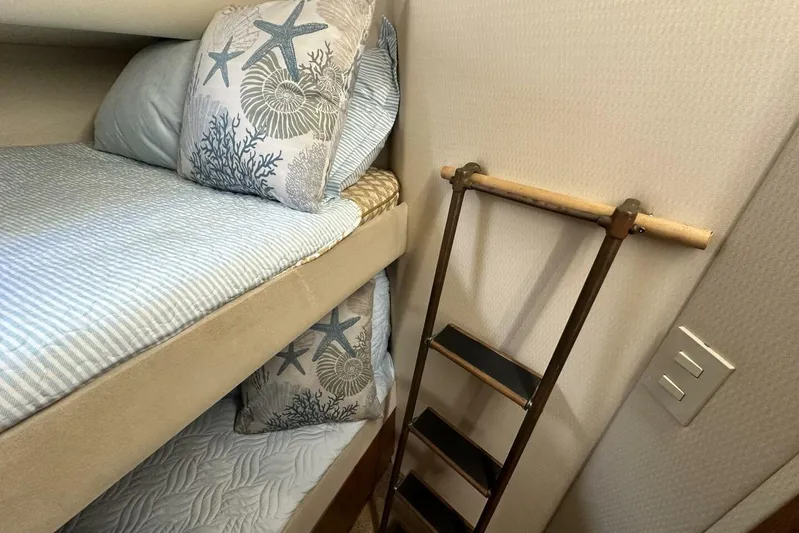  Yacht Photos Pics Bunk beds with nautical-themed pillows in a 2000 Bayliner 5288 Pilot House Motoryacht.