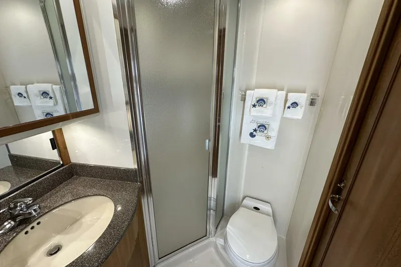  Yacht Photos Pics Luxurious bathroom in 2000 Bayliner 5288 Pilot House Motoryacht with shower and sink.