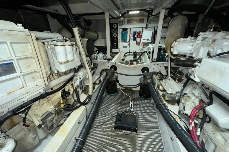  Yacht Photos Pics Engine room of 2000 Bayliner 5288 Pilot House Motoryacht, showcasing mechanical components.