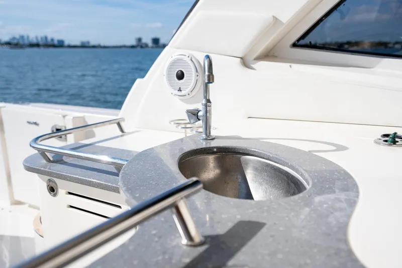  Yacht Photos Pics Luxury yacht Sea Ray 48 Sundancer 2005, featuring a sleek outdoor sink area.