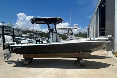 Yellowfin 24 Bay CE