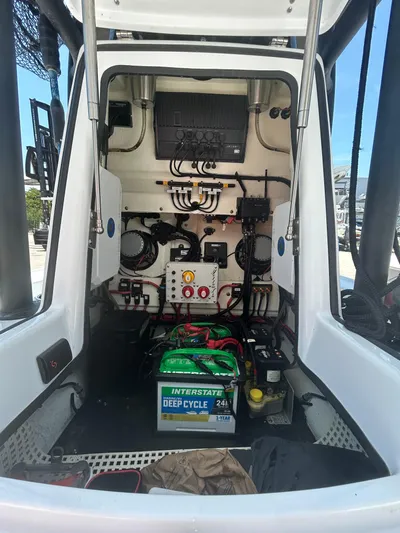  Yacht Photos Pics 2021 Yellowfin 24 Bay CE boat electrical system with Interstate Deep Cycle battery.