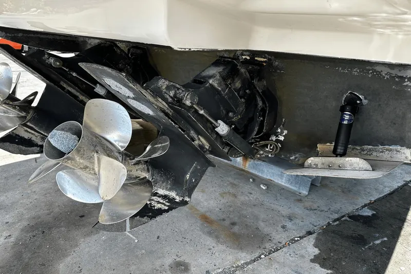 Parce Yacht Photos Pics Propeller and stern of 2016 Sea Ray 310 Sundancer boat.