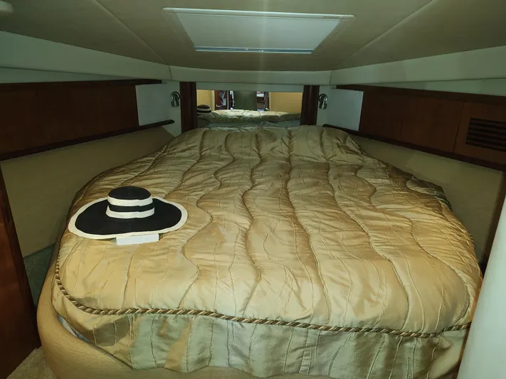  Yacht Photos Pics MASTER STATEROOM FORWARD