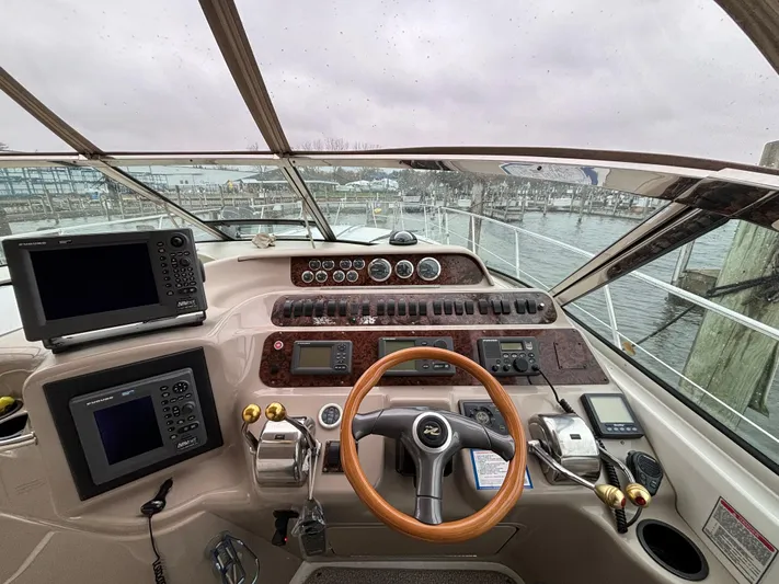  Yacht Photos Pics Cockpit view of a 1998 Sea Ray 400 Sundancer yacht with navigation equipment.