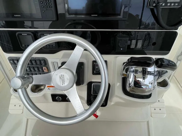 El Gringo Yacht Photos Pics Steering console of 2004 Hydra-Sports 3300 CC boat with controls and displays.