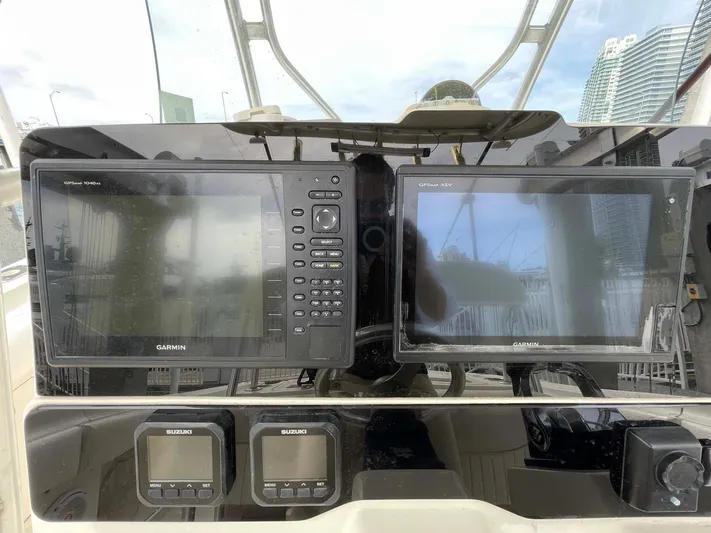 El Gringo Yacht Photos Pics 2004 Hydra-Sports 3300 CC dashboard with Garmin navigation displays and controls.