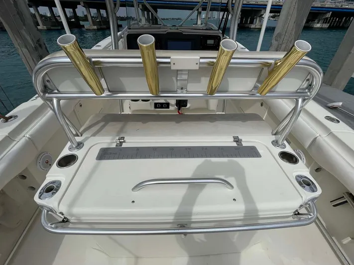 El Gringo Yacht Photos Pics 2004 Hydra-Sports 3300 CC boat deck with rod holders and measuring board.