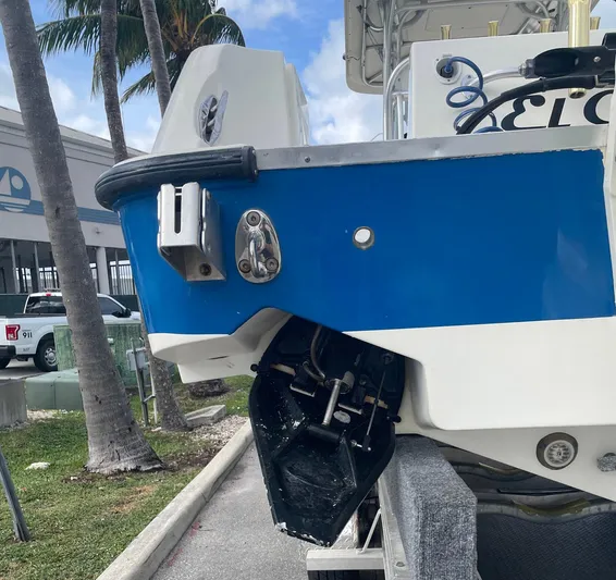 El Gringo Yacht Photos Pics 2004 Hydra-Sports 3300 CC boat stern view with blue and white hull.