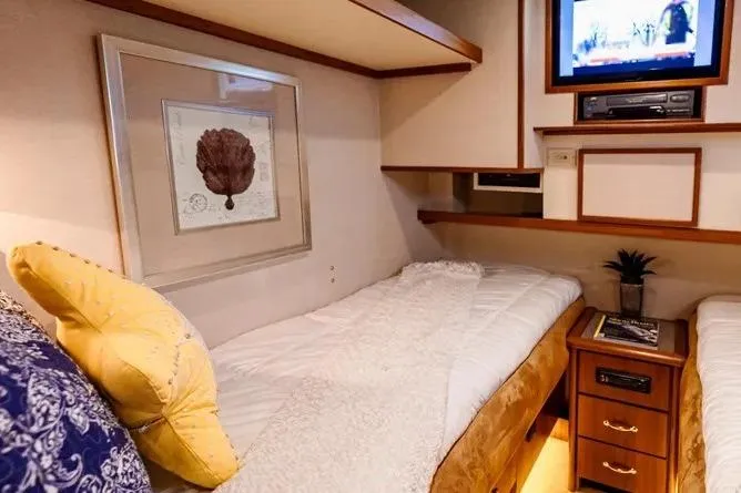  Yacht Photos Pics Luxurious cabin interior of 2000 Pacific Mariner 65 Motoryacht with twin beds and TV.