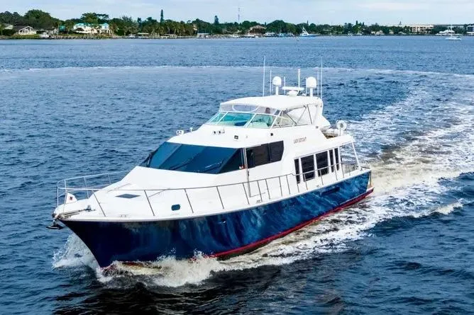  Yacht Photos Pics 2000 Pacific Mariner 65 Motoryacht cruising on open water, showcasing sleek design and luxury.