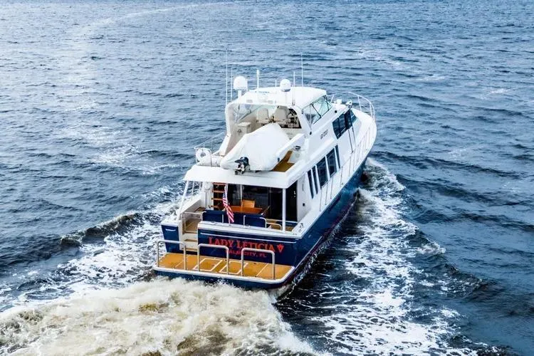  Yacht Photos Pics Pacific Mariner 65 Motoryacht 2000 cruising on open water, rear view.