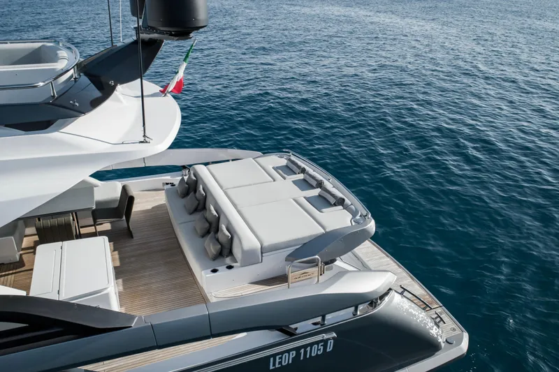 Never Give Up Yacht Photos Pics Main Deck Aft