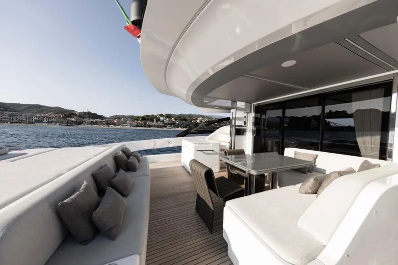 Never Give Up Yacht Photos Pics Aft Deck Al Fresco Dining