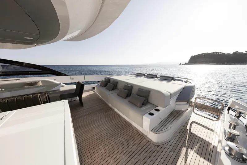 Never Give Up Yacht Photos Pics Aft Deck Exterior Lounge