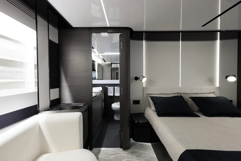 Never Give Up Yacht Photos Pics Master Stateroom