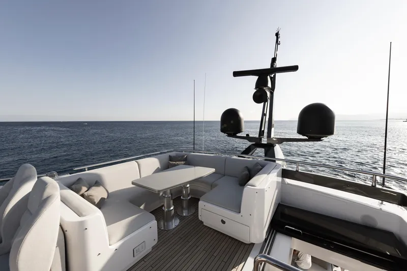 Never Give Up Yacht Photos Pics Flybridge Lounge