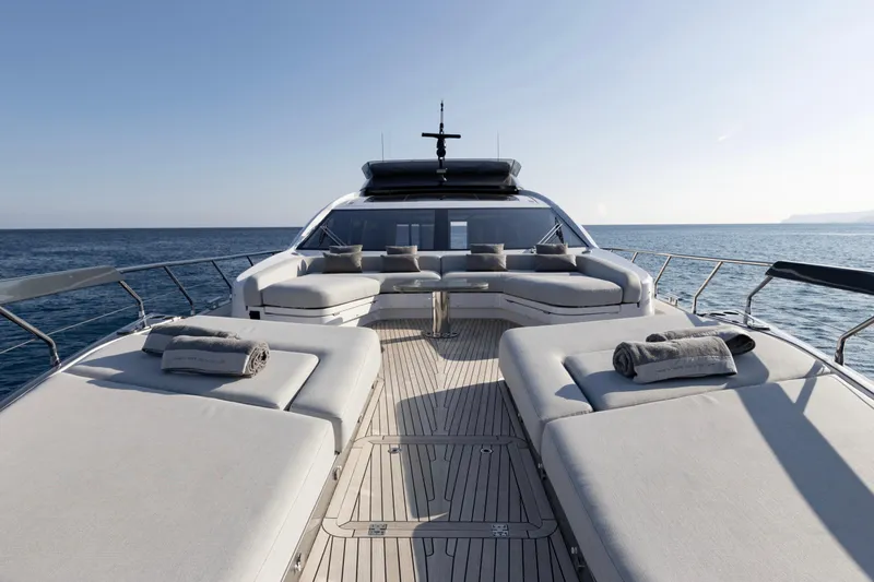 Never Give Up Yacht Photos Pics Foredeck