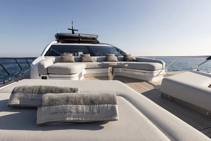 Never Give Up Yacht Photos Pics Foredeck Sunpads