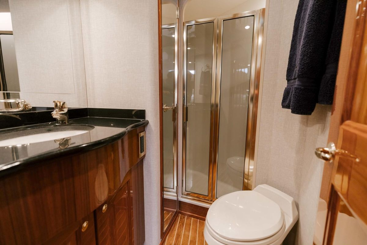 2006 Viking 74 