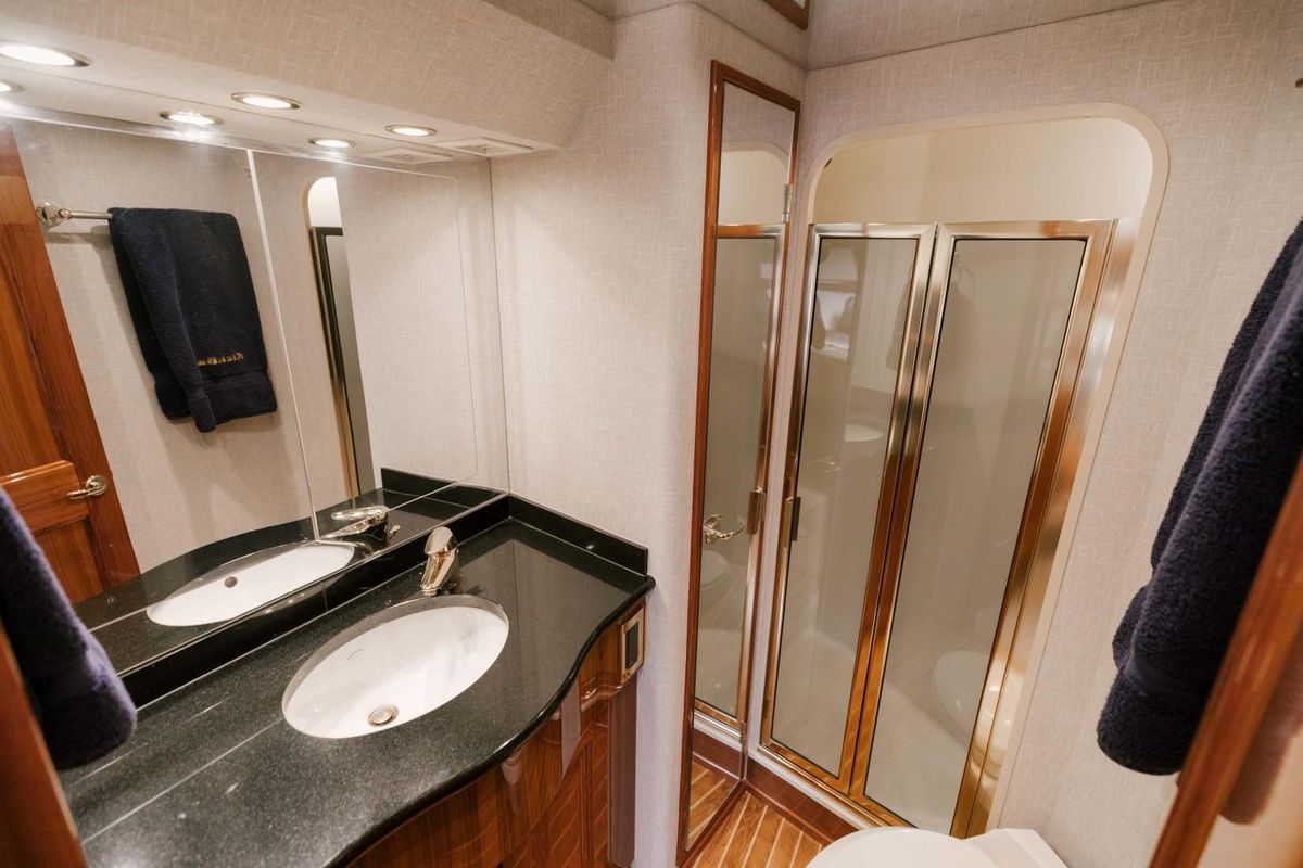 2006 Viking 74 