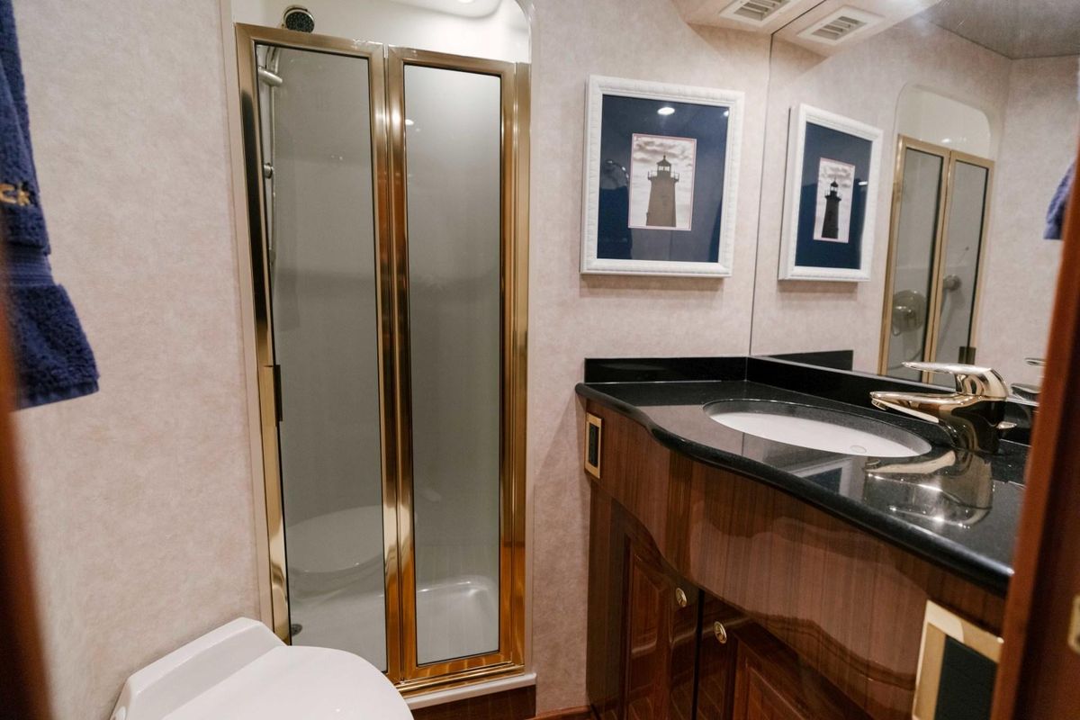 2006 Viking 74 