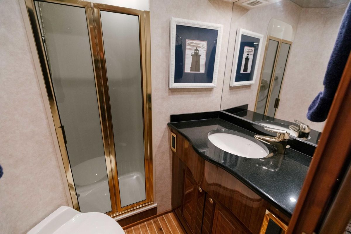 2006 Viking 74 