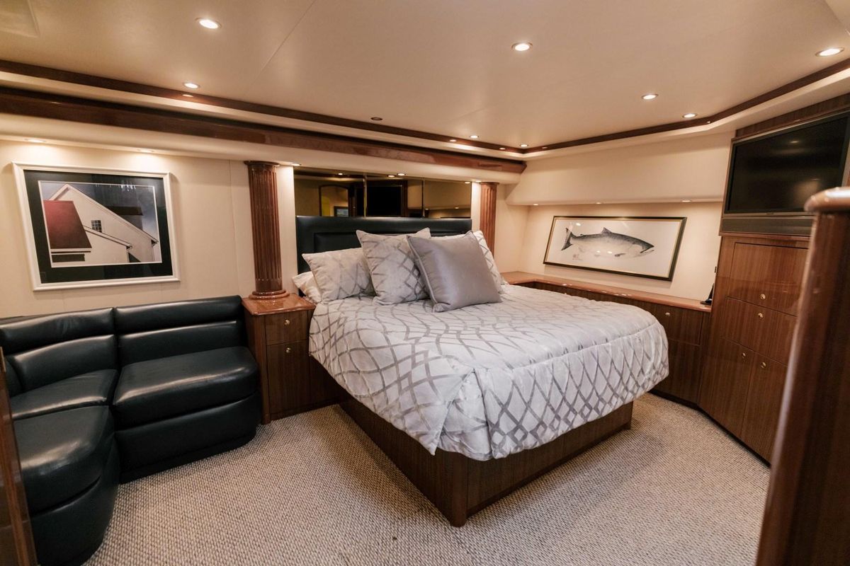 2006 Viking 74 