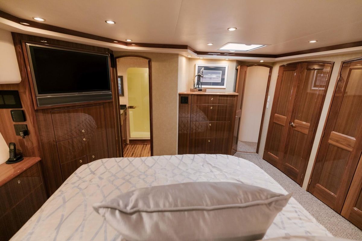 2006 Viking 74 