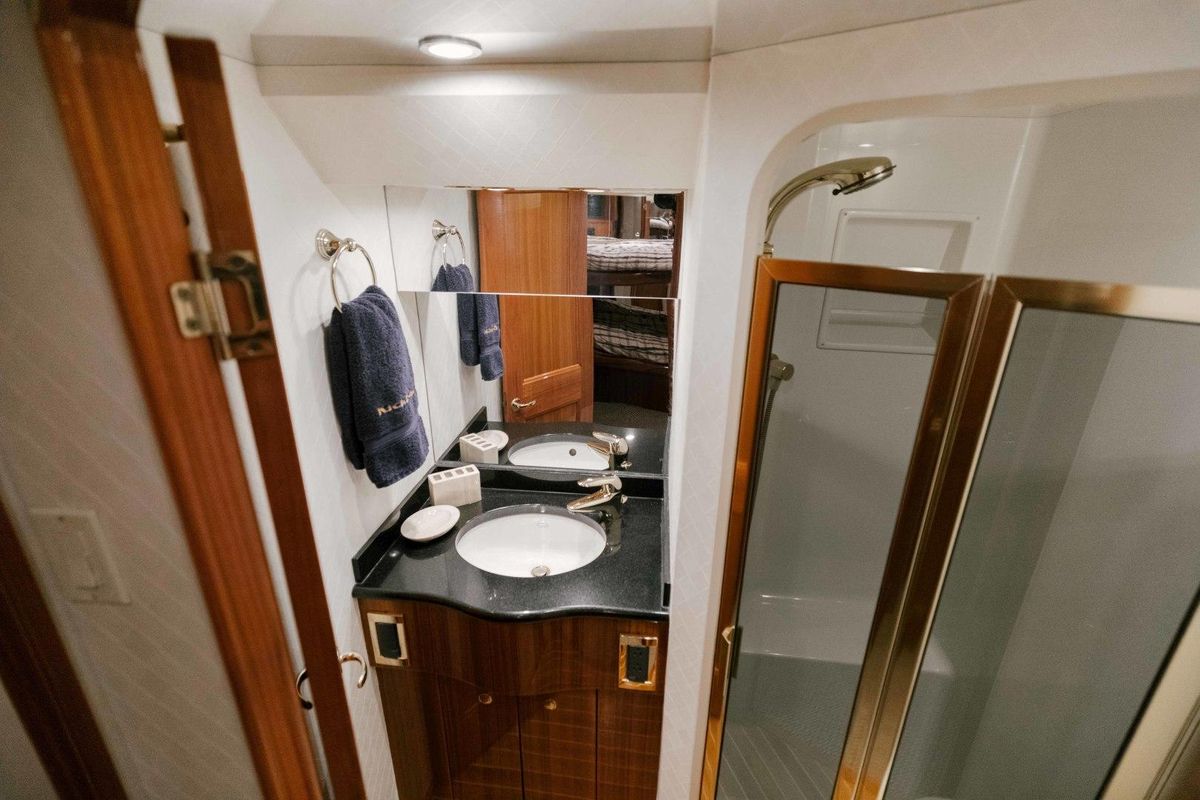 2006 Viking 74 