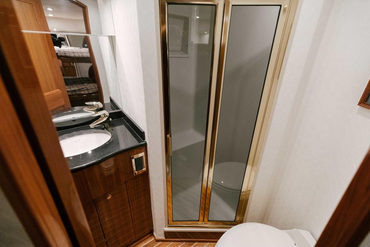 2006 Viking 74 