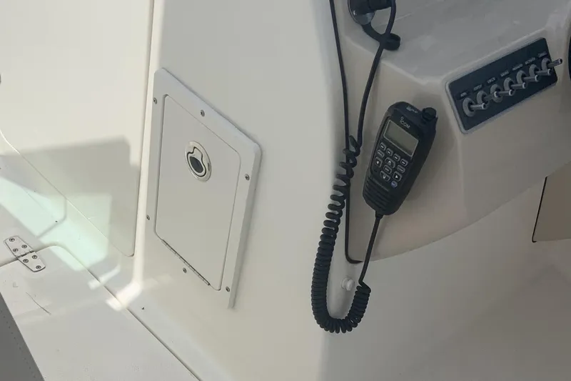  Yacht Photos Pics 2019 Boston Whaler 270 Vantage boat console with radio and control panel.