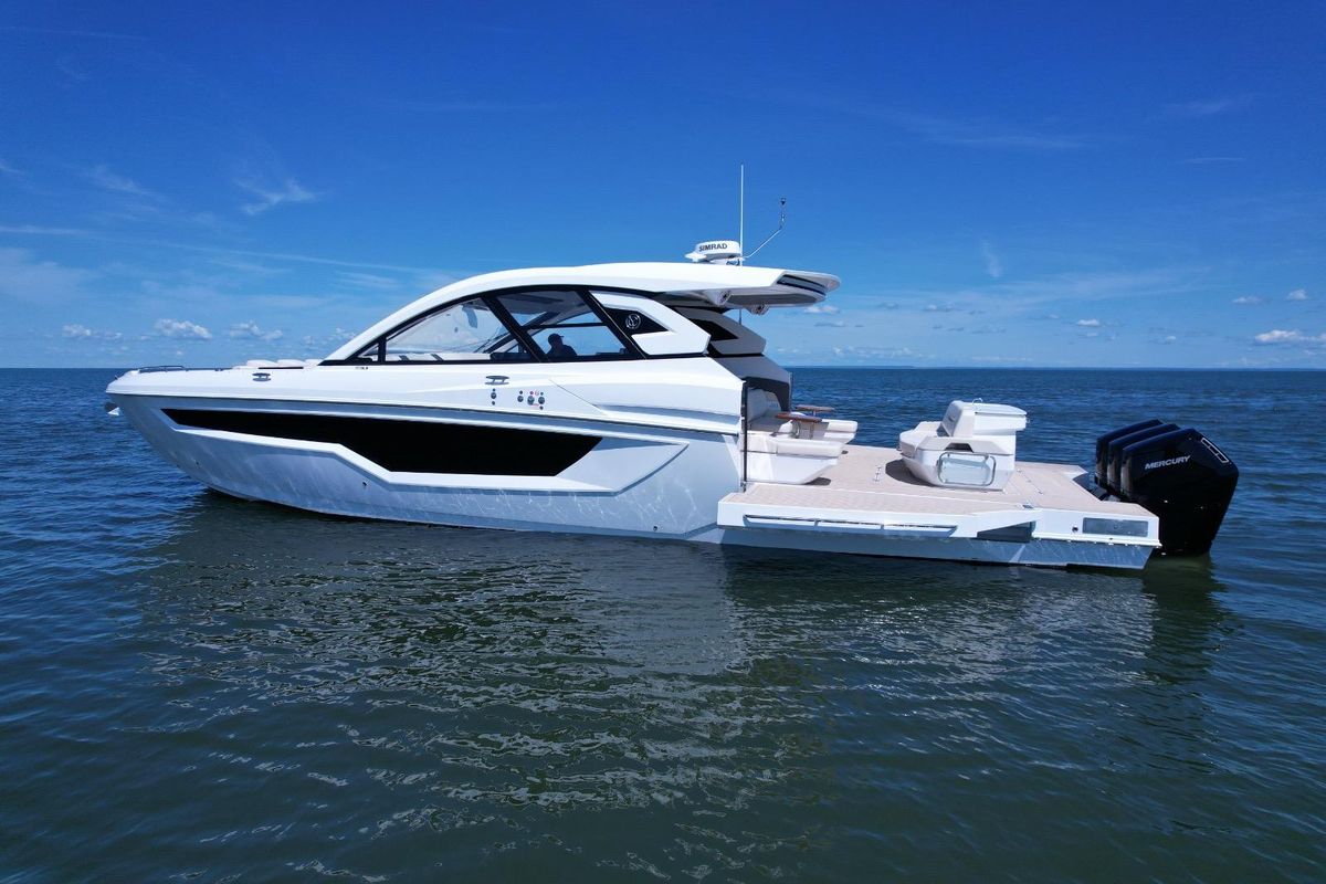 2024 Cruisers Yachts 52 