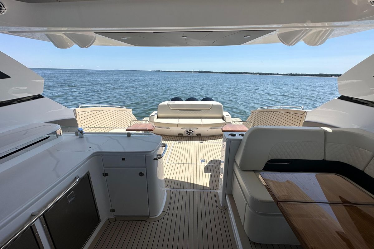 2024 Cruisers Yachts 52 