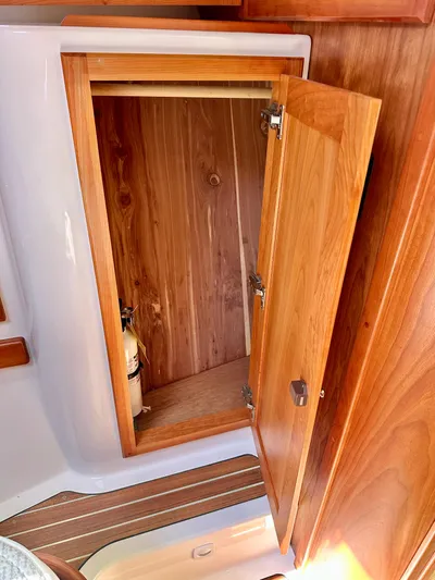 Blue To Blue Yacht Photos Pics Cabin - Hanging Locker