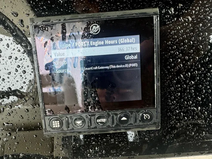 Abvios Yacht Photos Pics Display screen showing engine hours on a 2020 Boston Whaler 330 Outrage boat.