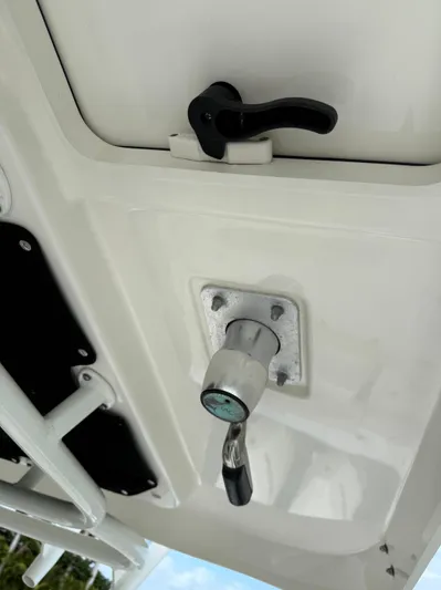Abvios Yacht Photos Pics 2020 Boston Whaler 330 Outrage boat detail showing a latch and handle mechanism.