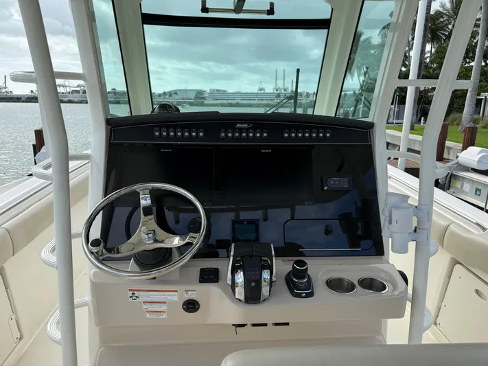 Abvios Yacht Photos Pics 2020 Boston Whaler 330 Outrage helm with steering wheel and control panel.