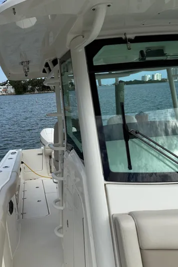 Abvios Yacht Photos Pics 2020 Boston Whaler 330 Outrage boat on water, showcasing sleek design and spacious deck.