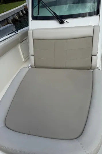 Abvios Yacht Photos Pics 2020 Boston Whaler 330 Outrage boat seating area with beige cushions.