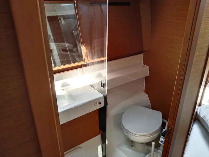 Vanilla IV Yacht Photos Pics Interior of 2023 Jeanneau Sun Odyssey 410 yacht bathroom with modern fixtures.