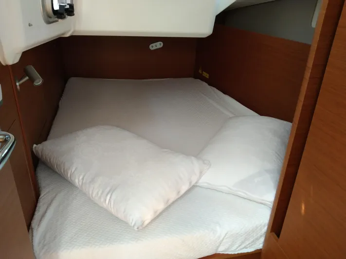 Vanilla IV Yacht Photos Pics Cozy cabin bed in 2023 Jeanneau Sun Odyssey 410 sailboat.