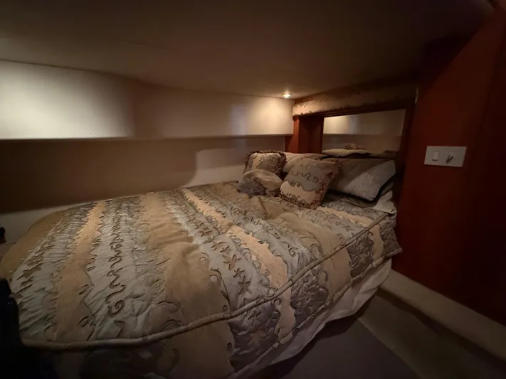  Yacht Photos Pics Luxurious cabin interior of 2002 Silverton 410 Sport Bridge with elegant bedding.