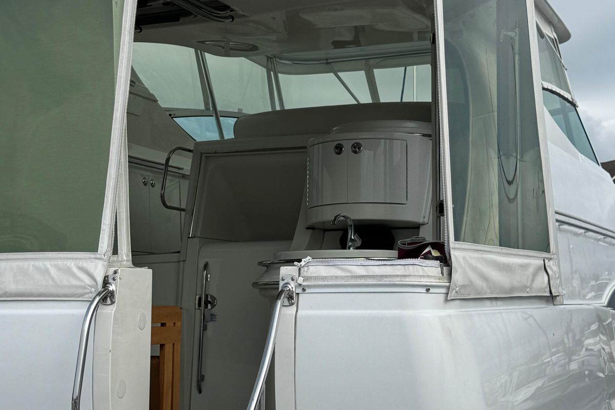 2003 Carver 46 
