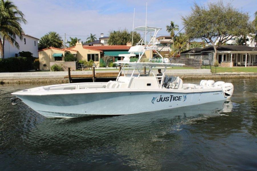 2019 Invincible 42 Center Cabin