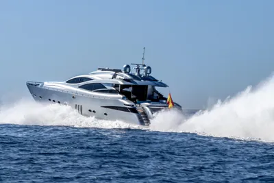 Pershing 90