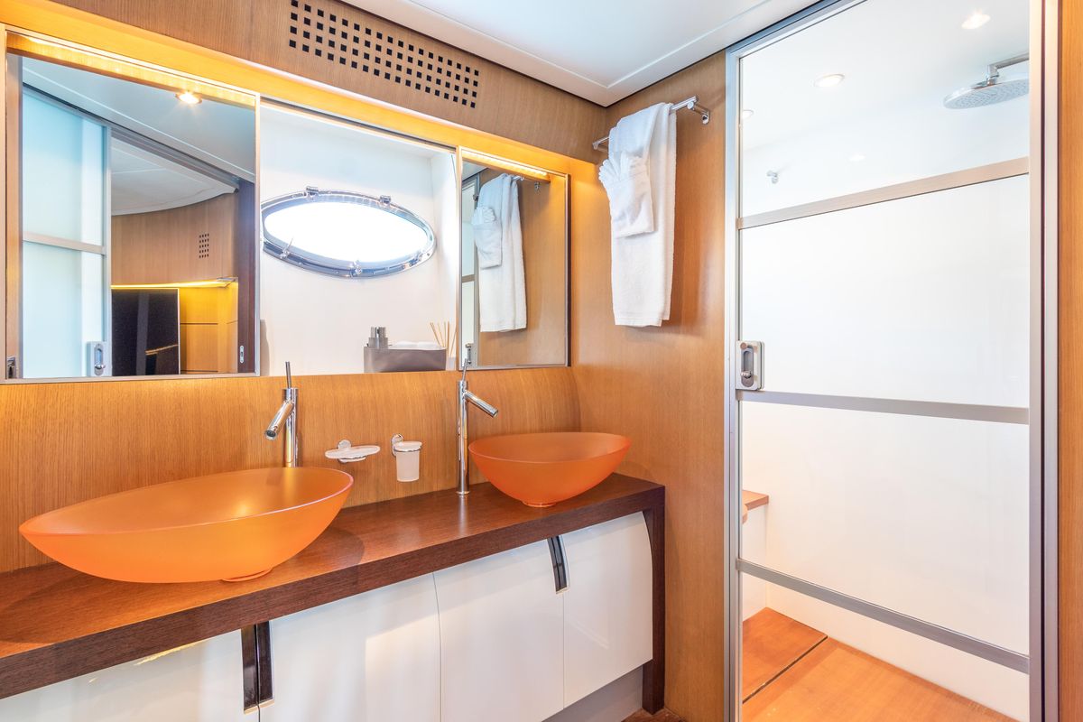 2006 Pershing 89 